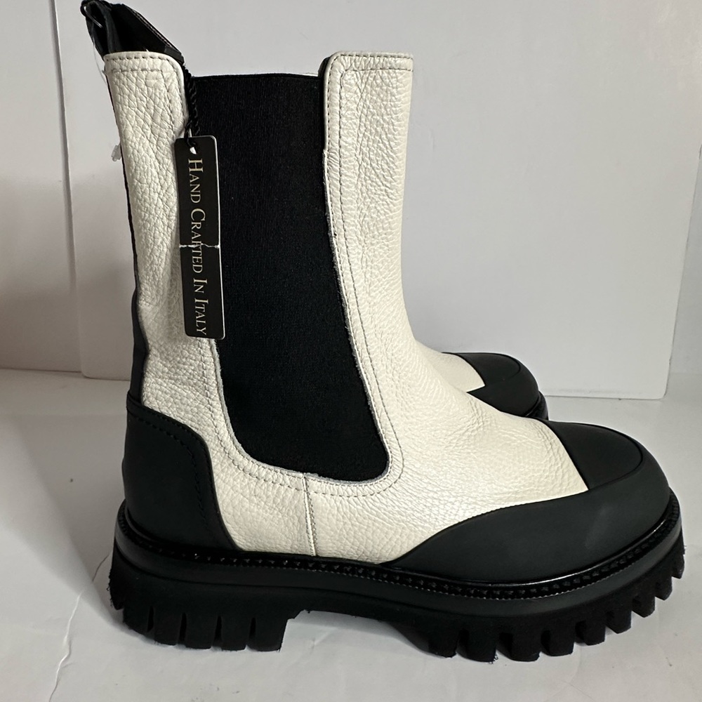 NWT Napoleoni Italian leather Chunky Chelsea boots
White/Black